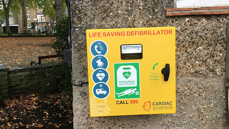 Defibrillator in Pond Square for web