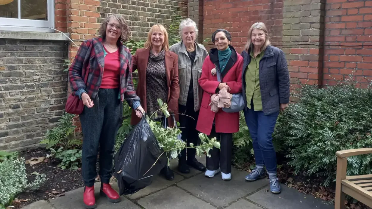 gardening volunteer team 24-cropped